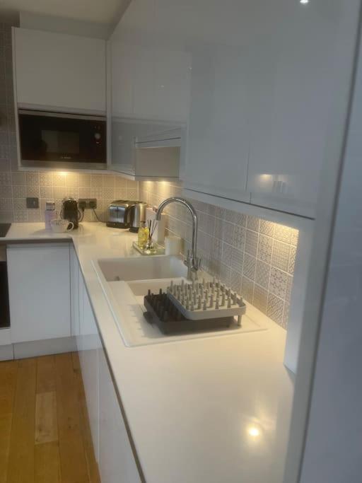 Luxury 2bed 2bath View Flat * Londra