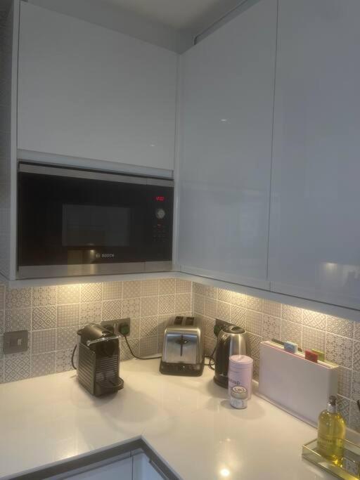 Luxury 2bed 2bath View Flat * Londra